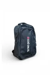 Mochila Ecko Unltd. modelo EK156 de color negro, con múltiples compartimentos con cierre y el logo de la marca impreso en vertical en color blanco y rosa.