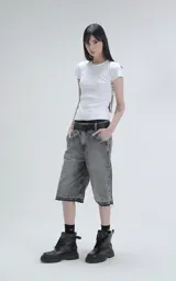 Remera blanca de manga corta, corte ajustado y largo a la cadera.