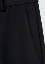 Pantalon de vestir negro con diseño acampanado, tiro medio, cierre oculto y bolsillos laterales.