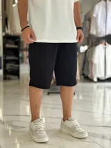 Bermuda deportiva de corte baggy y estilo jogging, en color beige, con bolsillos laterales y cintura elástica.