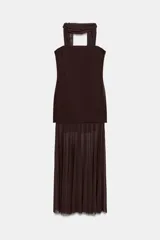 Vestido midi de escote recto con hombros descubiertos y detalle de fular integrado al tono. Presenta un cuerpo estructurado y una falda inferior semitransparente con diseño plisado. Cierre lateral con cremallera oculta.