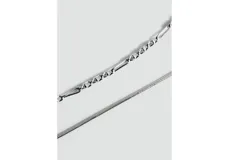 Collar doble de metal plateado, compuesto por una cadena fina tipo eslabones y una cadena de serpiente más gruesa, con cierre ajustable.