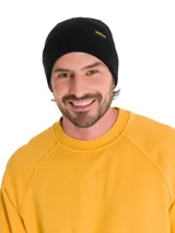 Gorro tipo beanie de punto acanalado en color negro, con puño enrollado y etiqueta pequeña con el logo de la marca Caterpillar en amarillo.