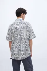 Camisa de manga corta con estampado de flores y cuello solapa clásico.