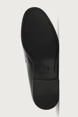 Mocasín de vestir para hombre, confeccionado en cuero marrón con diseño clásico de antifaz en el empeine, horma redonda y suela con ligero tacón.