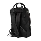 Mochila negra de poliéster con diseño rectangular y gran capacidad. Tiene acceso con cierre, dos bolsillos externos con cierre, un bolsillo interno con cierre y dos bolsillos internos abiertos. Cuenta con correa regulable, asas fijas y herrajes plateados. El interior está forrado en tela de algodón y poliéster.