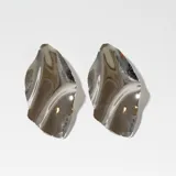 Aros colgantes plateados con forma irregular y diseño ondulado.