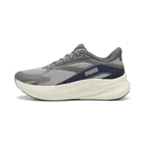 Championes de running Puma MaxStride Lite SD, color gris con detalles en azul marino y entresuela gruesa color blanco off-white con tecnología PUMALITE.