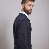 Sweater azul marino de punto trenzado, con cuello redondo y mangas largas.