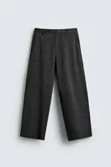 Pantalón de corte carrot fit confeccionado en tejido con mezcla de viscosa. Presenta bolsillos frontales, bolsillos traseros de vivo y cierre frontal con cremallera y botones.