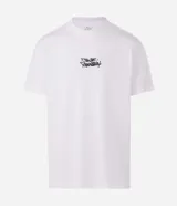 Remera de algodón con cuello redondo y manga corta. Presenta un diseño con estampa pequeña en el pecho y un gráfico estilo graffiti en la espalda.