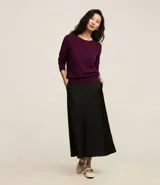 Suéter de punto color bordó, con cuello redondo y mangas largas. Presenta un diseño básico y versátil, ideal para diversas ocasiones.