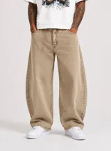 Pantalón jeans de corte barrel y tiro medio, en color beige con efecto pigmentado y diseño amplio en las piernas.