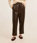 Pantalón zanahoria de cuero sintético color marrón, con cintura alta elástica ajustable con cordón.