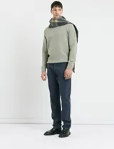 Pantalon de corte clasico en color azul, confeccionado en algodon, con bolsillos delanteros inclinados y bolsillos traseros de ribete.
