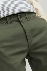 Pantalón chino verde oliva con cierre de cremallera.