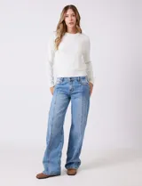 Buzo blanco de tejido calado con perlas bordadas, cuello a la base y manga larga, de la marca Nanette.