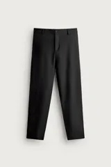 Pantalón regular fit de hombre color negro, confeccionado en tejido técnico ligero con cintura elástica, bolsillos frontales, bolsillos traseros de vivo y cierre frontal con cremallera y botón.
