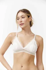 Bralette blanco de encaje con copas triangulares sin aro y breteles finos regulables.