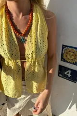 Top amarillo de lino con broderie, espalda abierta y ajustable.