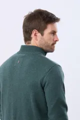 Buzo tejido de lana con cuello alto y medio cierre metálico frontal. Presenta puños y ruedo acanalados, con logo bordado en el pecho.