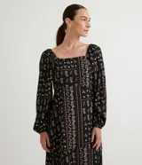 Vestido largo de viscosa con estampado floral, escote cuadrado, mangas largas con ajuste y corte en la cintura.