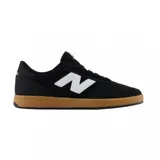 Championes New Balance modelo NM 440, color negro con logo blanco y suela marrón.