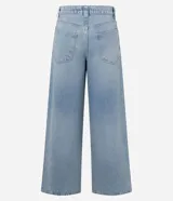 Pantalón de jean corte wide leg con cintura baja y cierre frontal con botón y cremallera. Presenta un diseño de pierna ancha y tiro bajo, confeccionado en algodón resistente con acabado en tono azul claro.