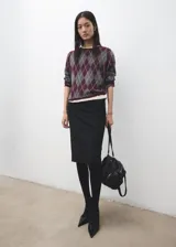 Jersey de punto con diseño de rombos (argyle) en tonos bordó, gris y blanco, de manga larga y cuello redondo.