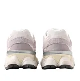 Championes urbanos New Balance modelo 9060, con diseño robusto y moderno en tonos rosados y crema. Presentan una combinación de gamuza y malla en el exterior, con la icónica letra N en los laterales y una suela gruesa con tecnología de amortiguación.