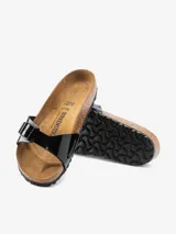 Sandalias Birkenstock modelo Madrid BF Patent, color negro charol, con plantilla anatómica de corcho y látex, y suela de EVA.