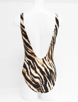 Malla enteriza con escote en V, tirantes anchos y diseño con estampado animal print tipo cebra en tonos marrón y negro.