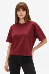 Remera de manga corta de algodón, de corte ancho y cuello a la base en color blanco.