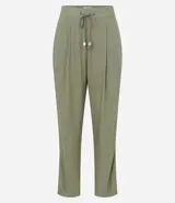 Pantalón celeste de corte recto, confeccionado en tejido de lino y viscosa. Presenta cintura elástica con lazo ajustable, bolsillos laterales y pliegues frontales.