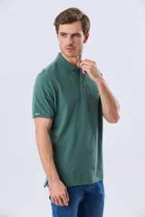 Remera polo de piqué de algodón color azul, de manga corta, con cuello camisero, cierre frontal de dos botones y pequeño logo bordado en el pecho.