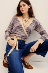 Cardigan cruzado de punto con estampado en zigzag en tonos lila, beige y negro, escote en V cruzado, mangas largas y lazo para atar en la cintura.