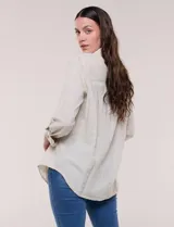 Camisa de lino marca Dash, color beige, con cuello con solapa, escote en V y cierre frontal con botones. Presenta mangas largas regulables con presilla y botón, y un bolsillo aplicado en el pecho.