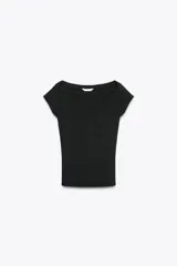 Camiseta ajustada de rib con cuello barco y manga corta, con diseño de rayas horizontales en blanco y negro.