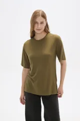 Remera color tostado de viscosa con textura acanalada, manga corta, corte holgado y cuello redondo.