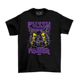 Remera de algodón color negro con estampa frontal gráfica que presenta la cara de un gato con rayos amarillos y el texto Pussy Power en color violeta.