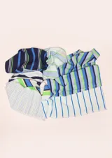 Pareo de viscosa con diseño a rayas verticales en tonos azul marino, azul claro, celeste, verde lima y blanco.