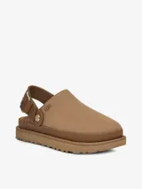 Zueco de la marca UGG modelo Goldenstar, confeccionado en cuero nobuck negro. Presenta una suela de plataforma de EVA ultra liviana y una correa trasera ajustable con hebilla metálica dorada.