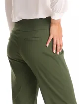 Pantalón sastrero de corte recto y entallado, con nervadura central vertical que estiliza la silueta. Cuenta con cintura ancha de soporte, panel de malla interna para control abdominal y bolsillos posteriores simulados.