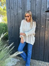 Buzo oversize color beige, con diseño de ochos en el frente y liso en la espalda. Confeccionado en lana y poliamida.