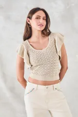Top de punto calado color beige con brillo metalizado, escote redondo y mangas cortas con volados.