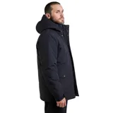 Campera Volcom de corte recto, color negro, con capucha ajustable, cierre frontal con solapa y botones a presión, bolsillos laterales con solapa y bolsillos superiores con cierre termosellado.