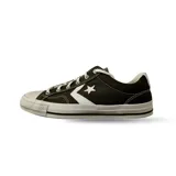 Championes Converse modelo Star Player de corte bajo, confeccionados en lona color verde oliva con detalles en blanco. Presentan el icónico logo de estrella y chevron en los laterales, puntera de goma y suela vulcanizada.