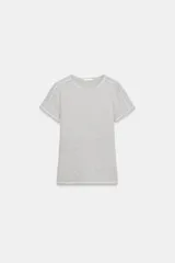 Camiseta de manga corta gris melange con cuello redondo y costuras decorativas visibles en los hombros.