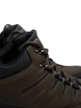 Bota de trekking de caña alta modelo Alpes, confeccionada en ecocuero marrón con refuerzos negros en puntera y talón. Cuenta con cuello acolchado, ojalillos metálicos, cordones bicolores y suela dentada antideslizante con entresuela blanca.