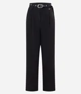 Pantalón de sastrería corte wide leg color negro, con pliegues delanteros, trabillas y cinturón incluido con detalles metálicos. Confeccionado en tejido estructurado con caída fluida.